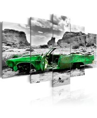 Paveikslas - Žalias retro automobilis Kolorado dykumoje